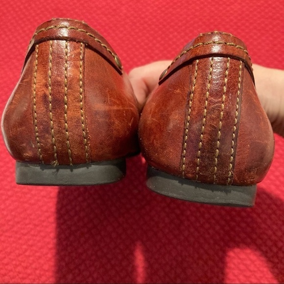 FRYE Sz 8.5 Big Buckle Reddish Brown Distressed Leather Flats Shoes - Picture 9 of 9